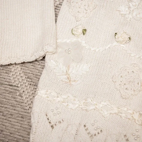 Vintage Grandma Sweater Sz L Knit Beaded Flowers Ivory GrannyCore Crochet Chunky - Picture 4 of 7
